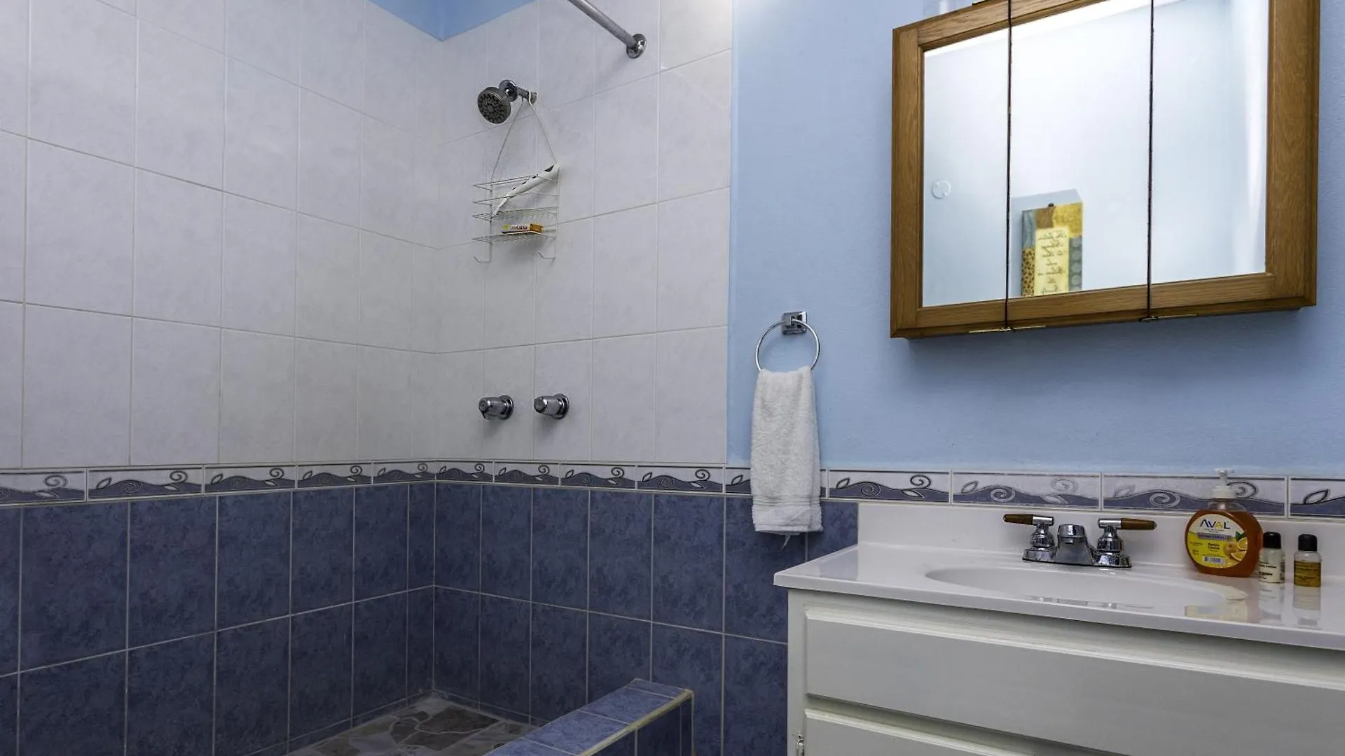 Beautiful 5-Bed Villa With Views And Pool - Decaj Villa Cap Estate