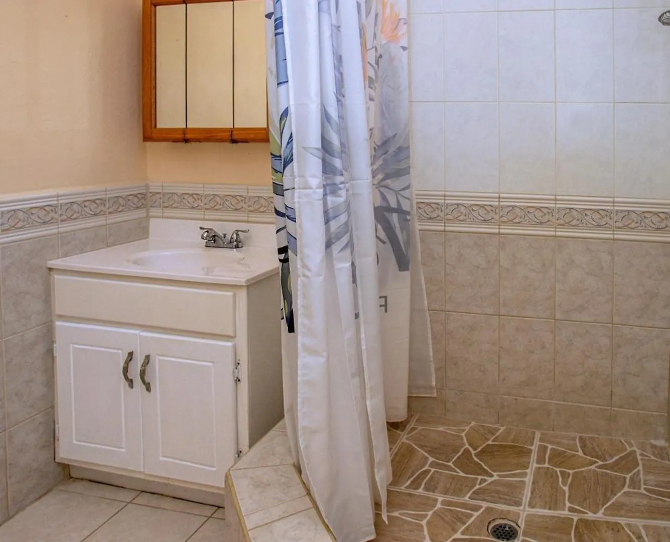 Beautiful 5-Bed Villa With Views And Pool - Decaj Villa Cap Estate