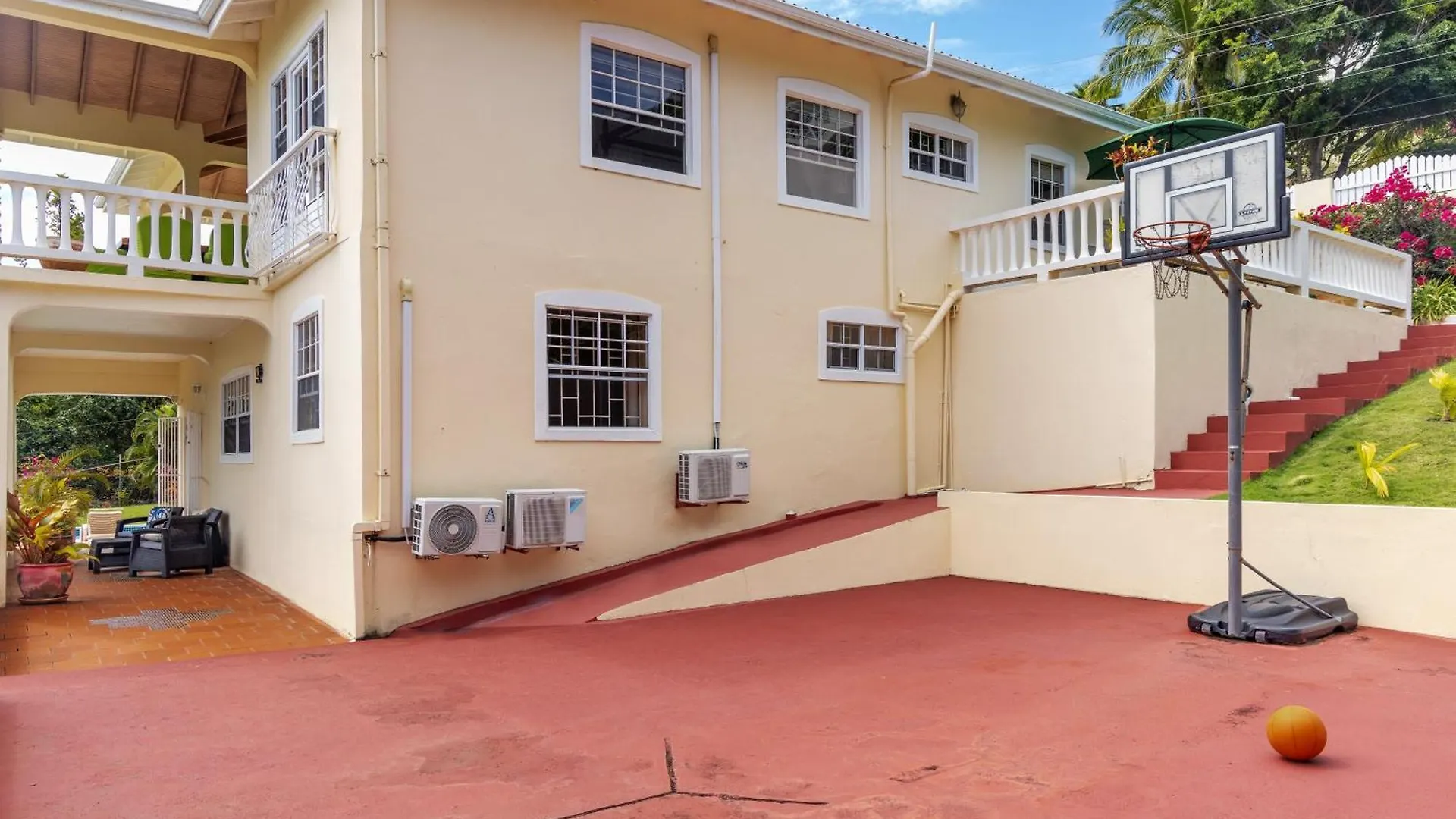 Beautiful 5-Bed Villa With Views And Pool - Decaj Villa Cap Estate