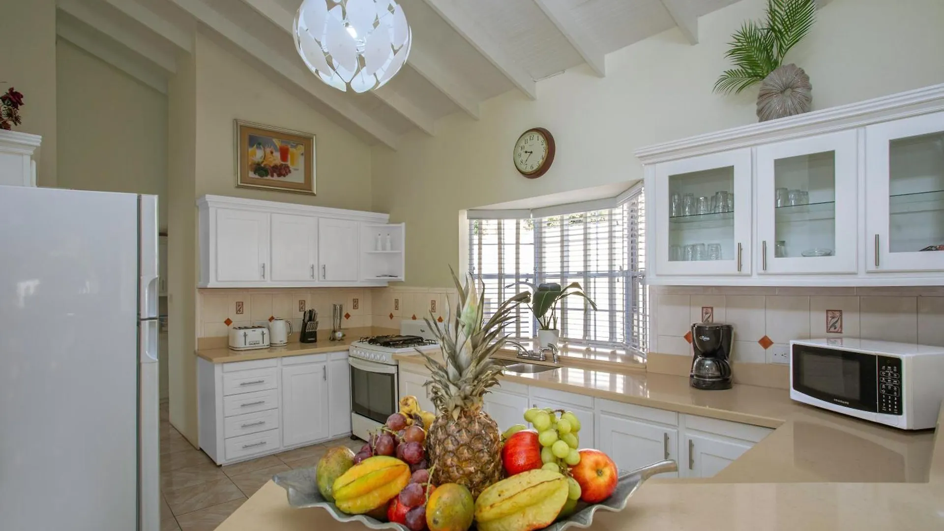 Beautiful 5-Bed Villa With Views And Pool - Decaj Villa Cap Estate