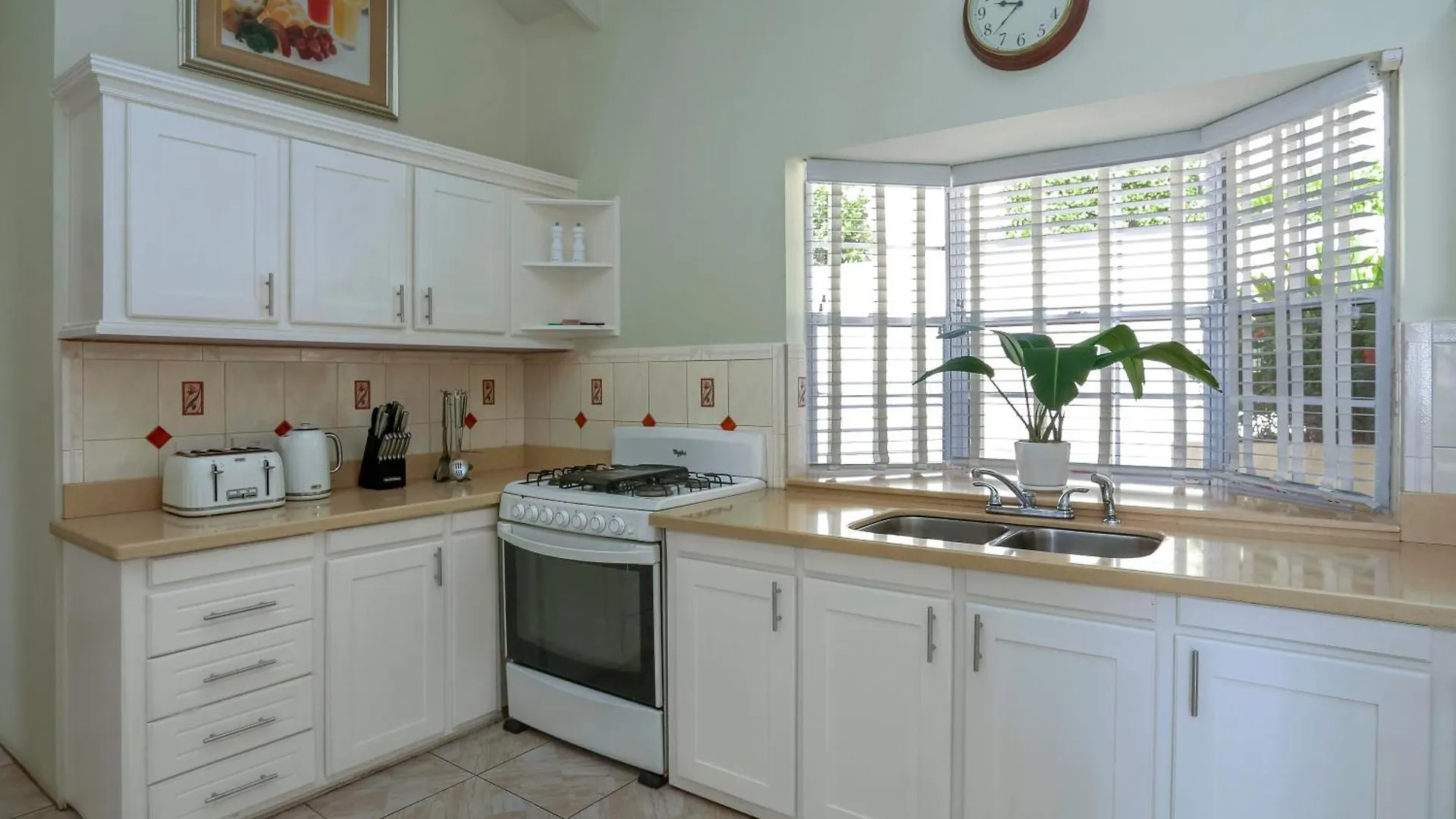 Beautiful 5-Bed Villa With Views And Pool - Decaj Villa Cap Estate