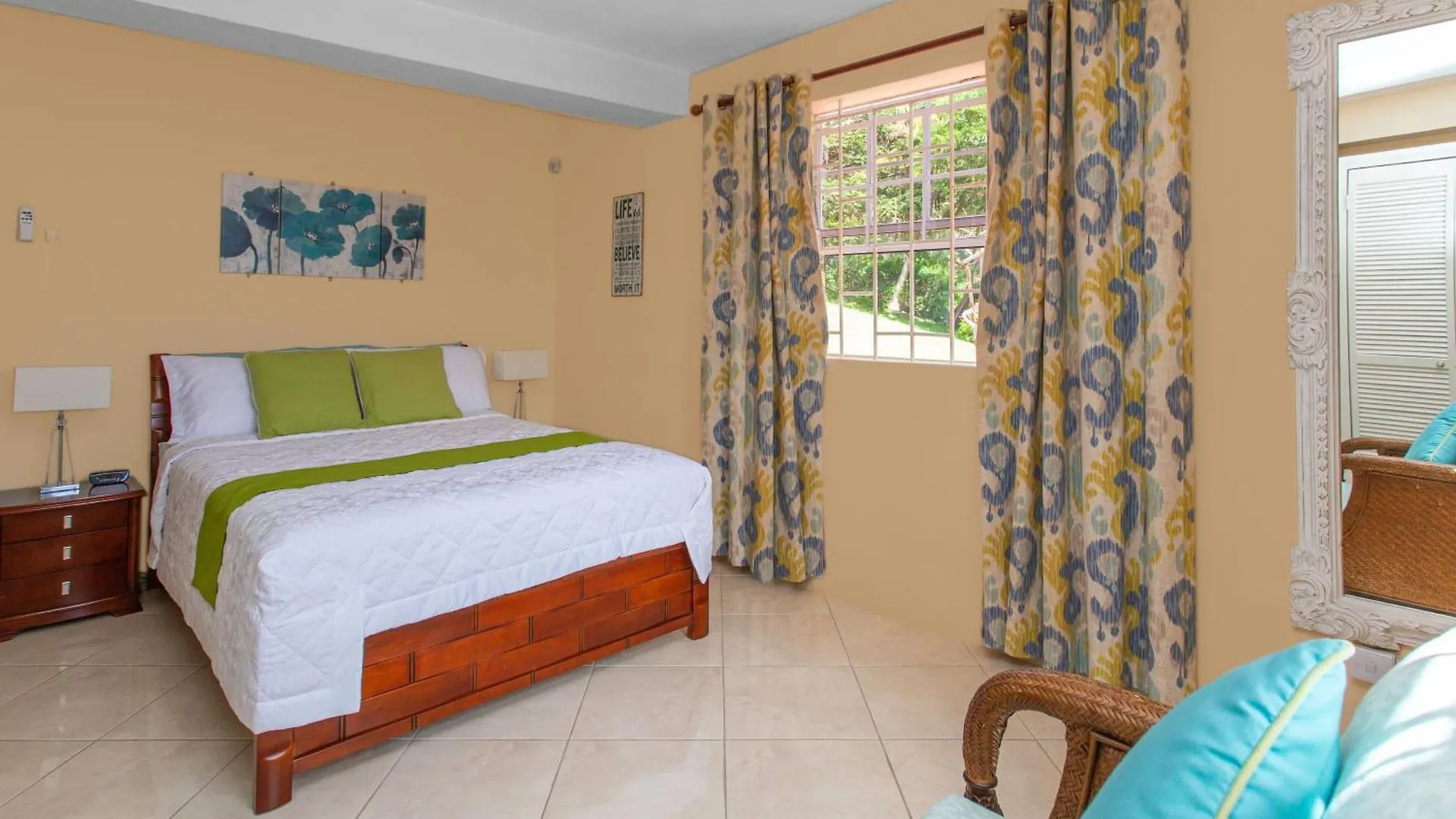 Beautiful 5-Bed Villa With Views And Pool - Decaj Villa Cap Estate