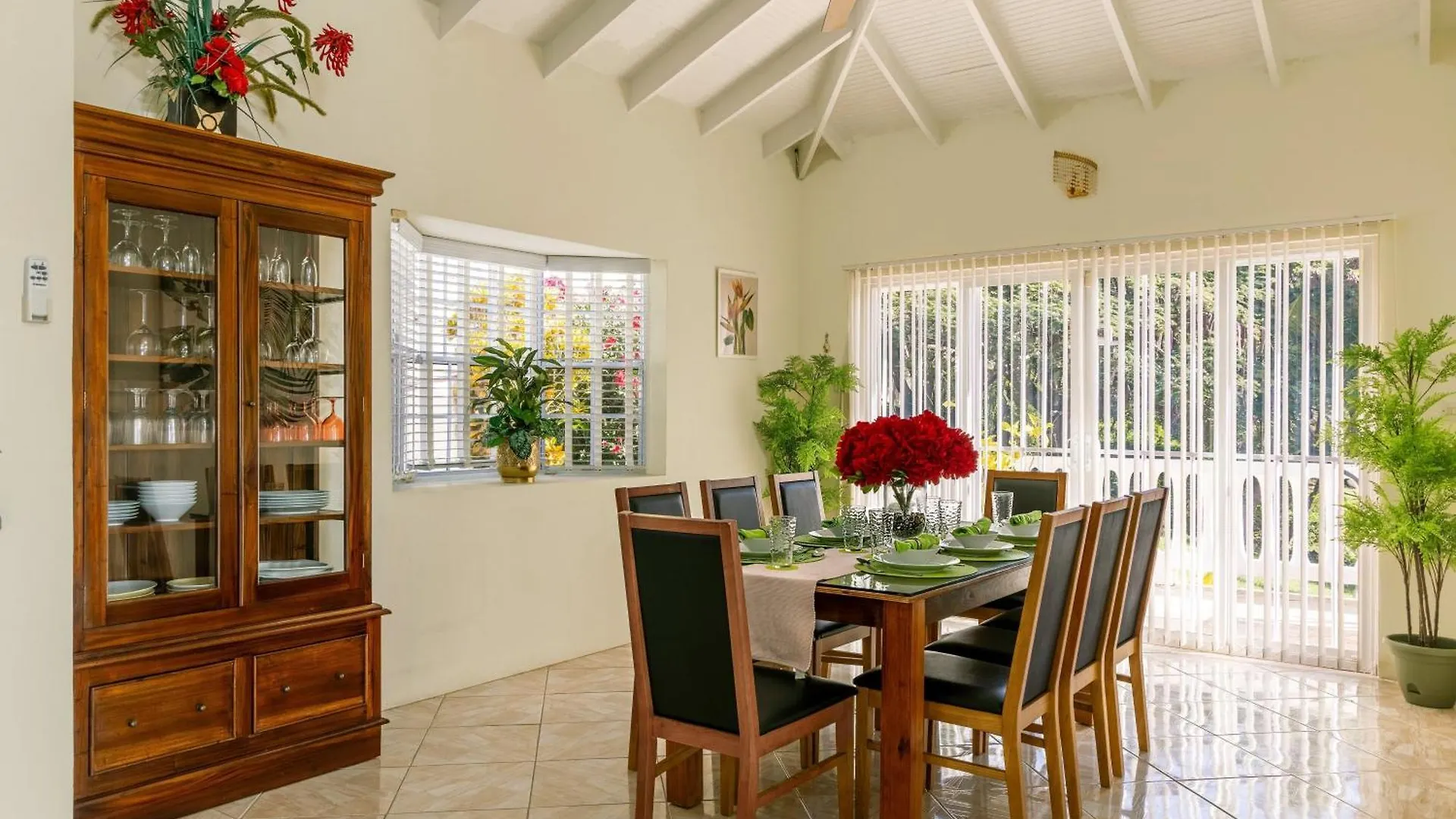 Beautiful 5-Bed Villa With Views And Pool - Decaj Villa Cap Estate 0*,