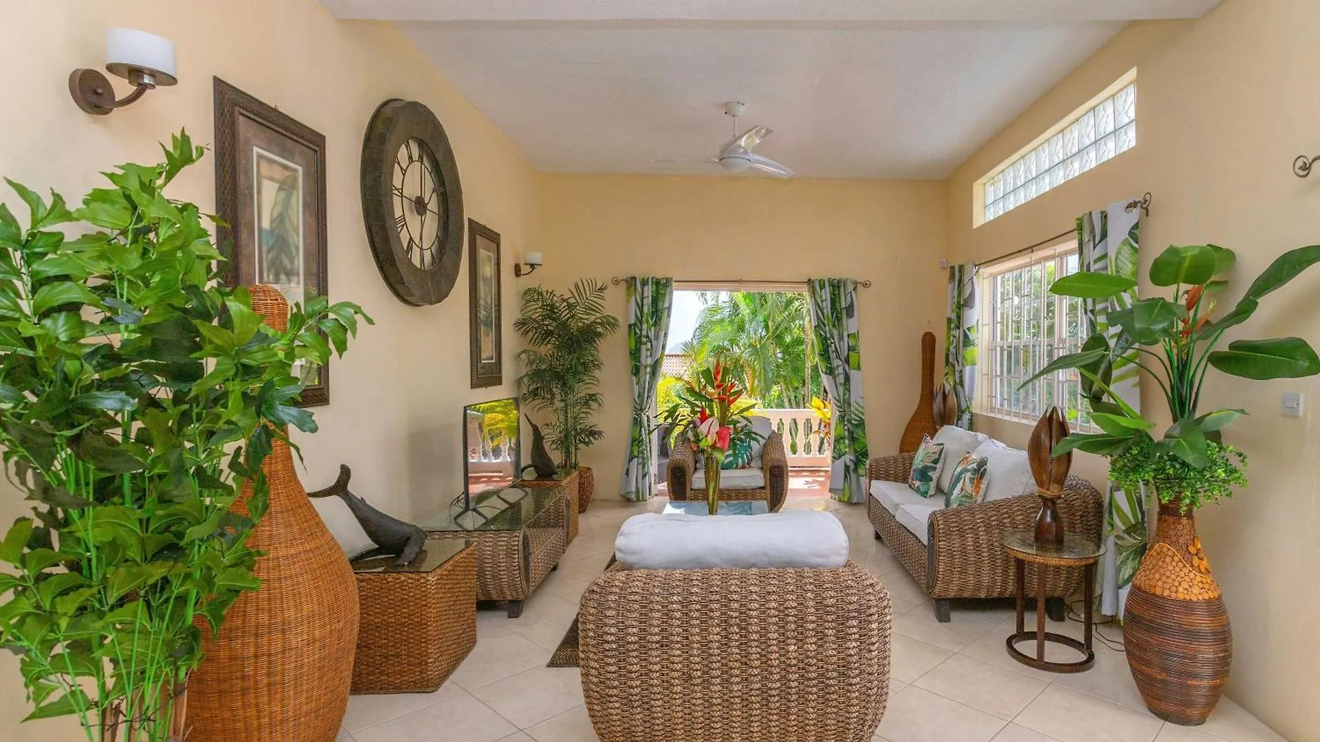 Beautiful 5-Bed Villa With Views And Pool - Decaj Villa Cap Estate