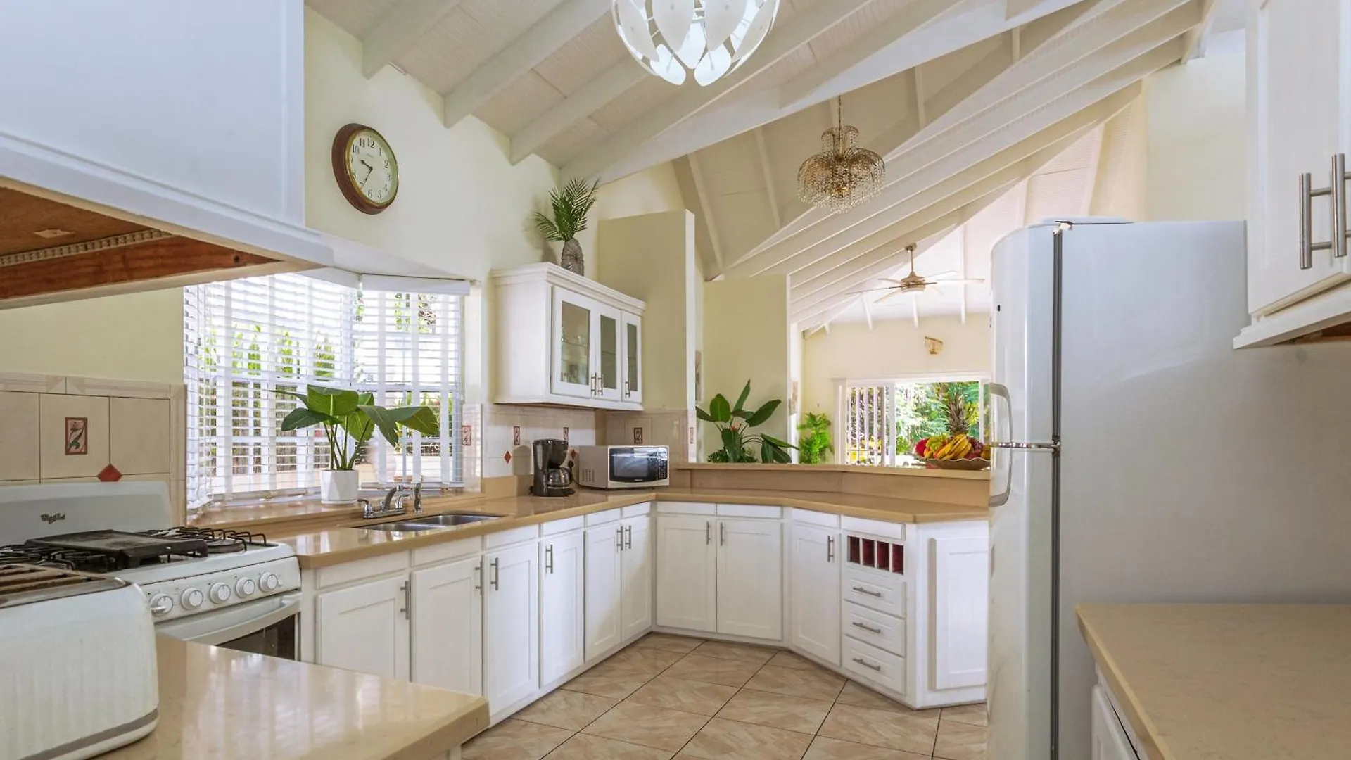 Beautiful 5-Bed Villa With Views And Pool - Decaj Villa Cap Estate