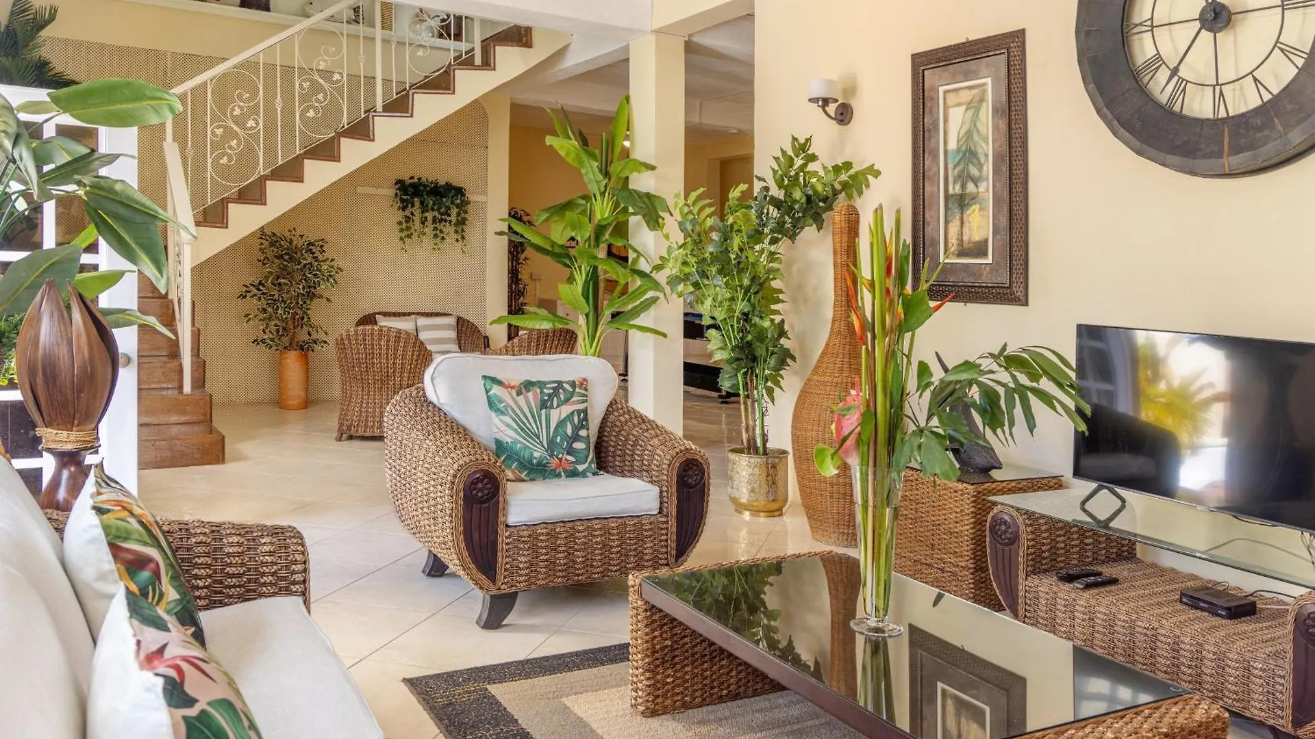Beautiful 5-Bed Villa With Views And Pool - Decaj Villa Cap Estate