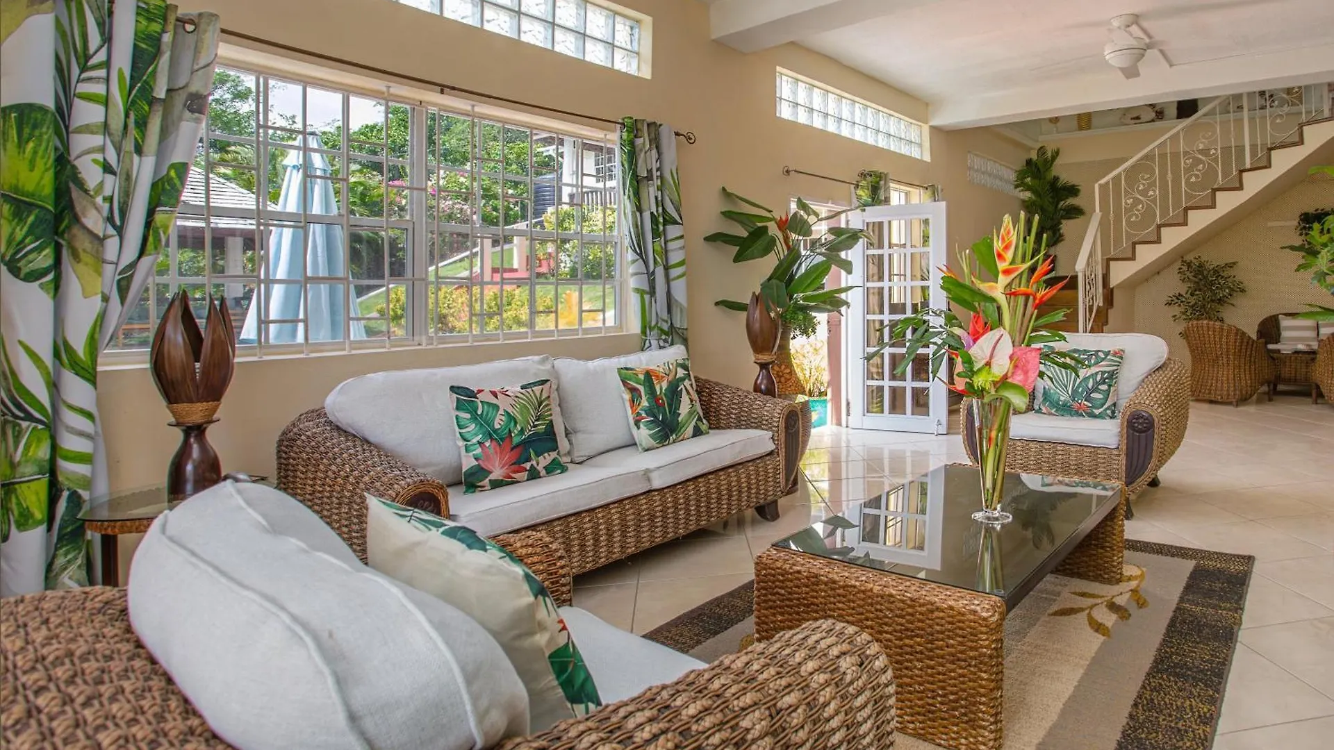 Beautiful 5-Bed Villa With Views And Pool - Decaj Villa Cap Estate