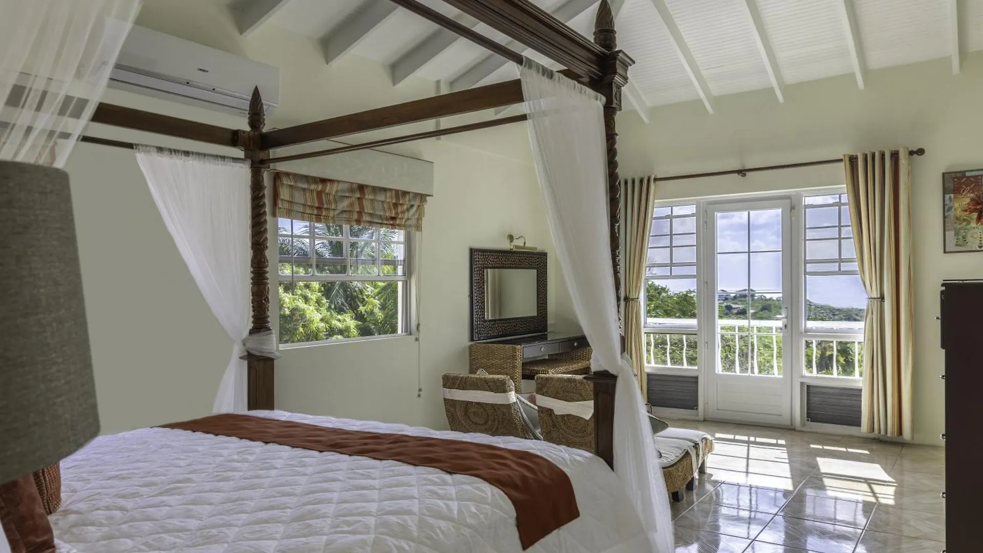 Beautiful 5-Bed Villa With Views And Pool - Decaj Villa Cap Estate