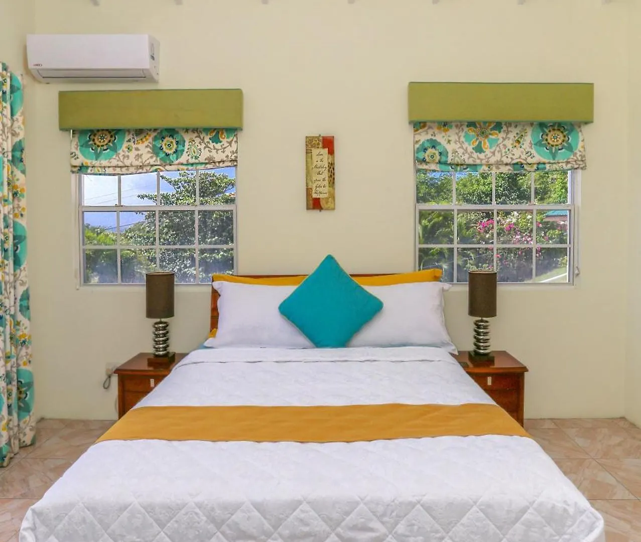 Beautiful 5-Bed Villa With Views And Pool - Decaj Villa Cap Estate