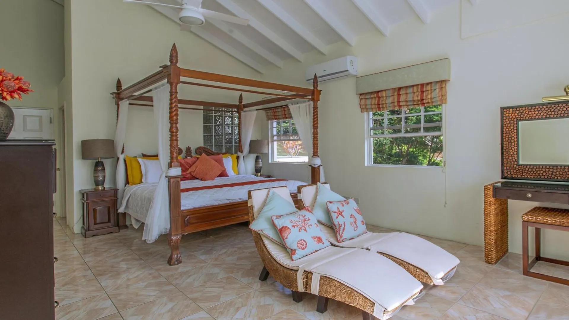 Beautiful 5-Bed Villa With Views And Pool - Decaj Villa Cap Estate