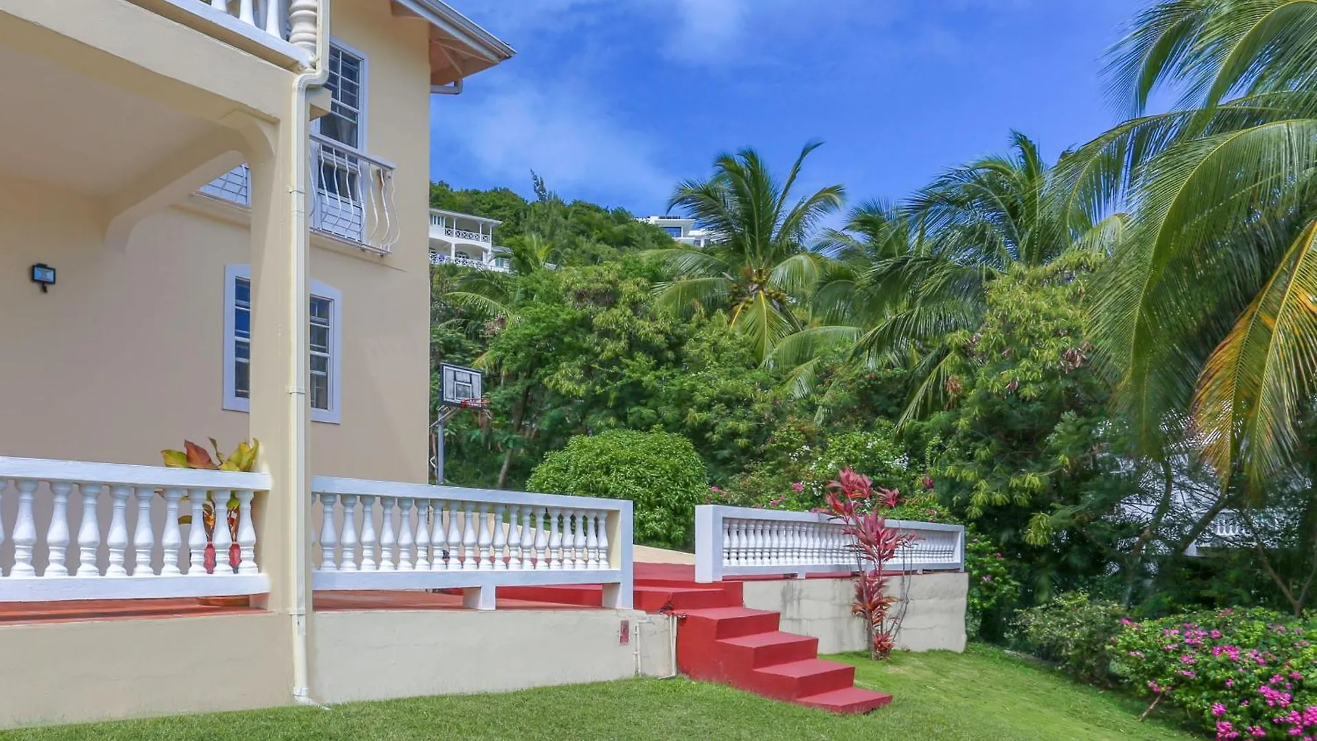 Beautiful 5-Bed Villa With Views And Pool - Decaj Villa Cap Estate