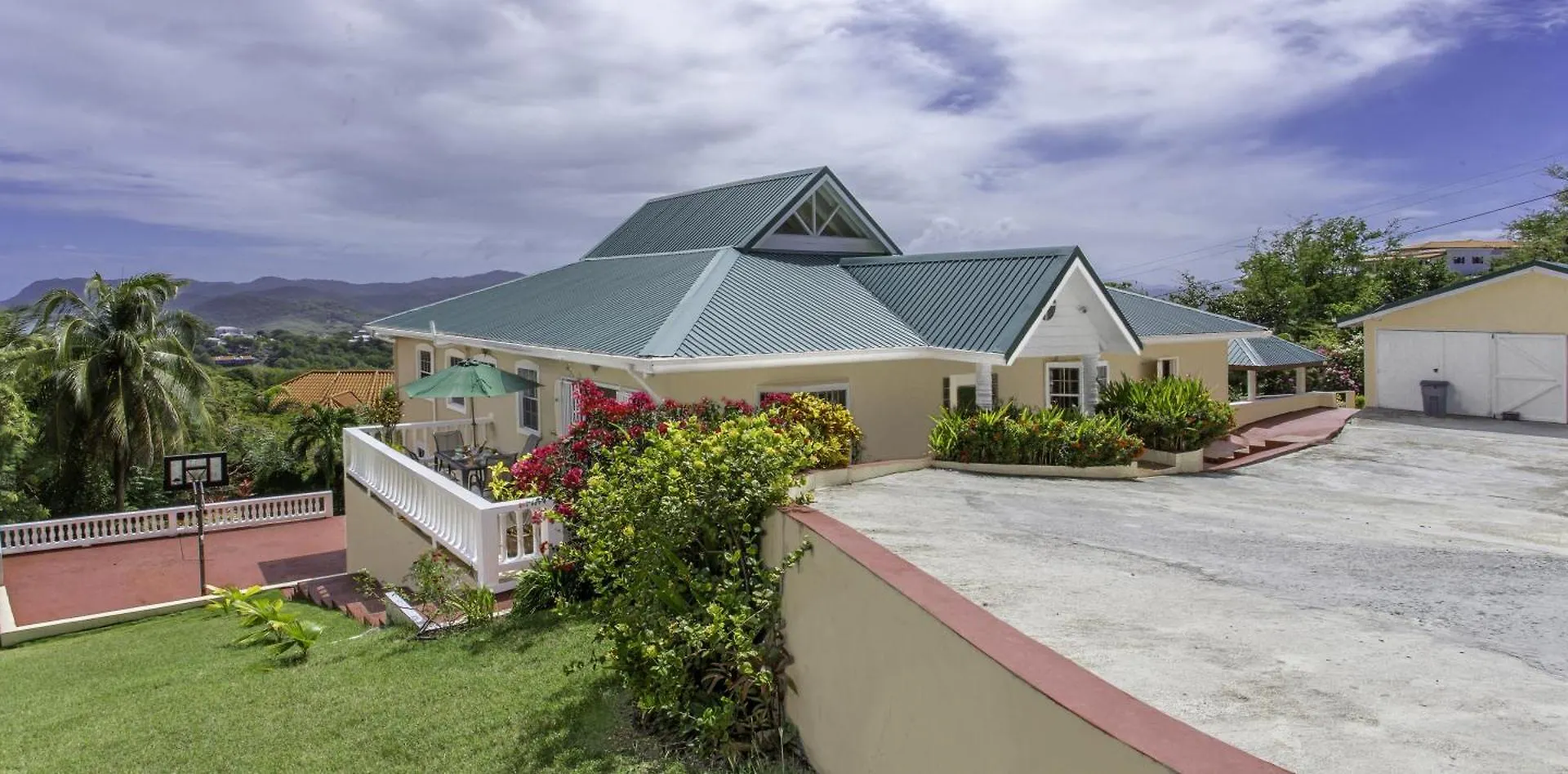 Beautiful 5-Bed Villa With Views And Pool - Decaj Villa Cap Estate