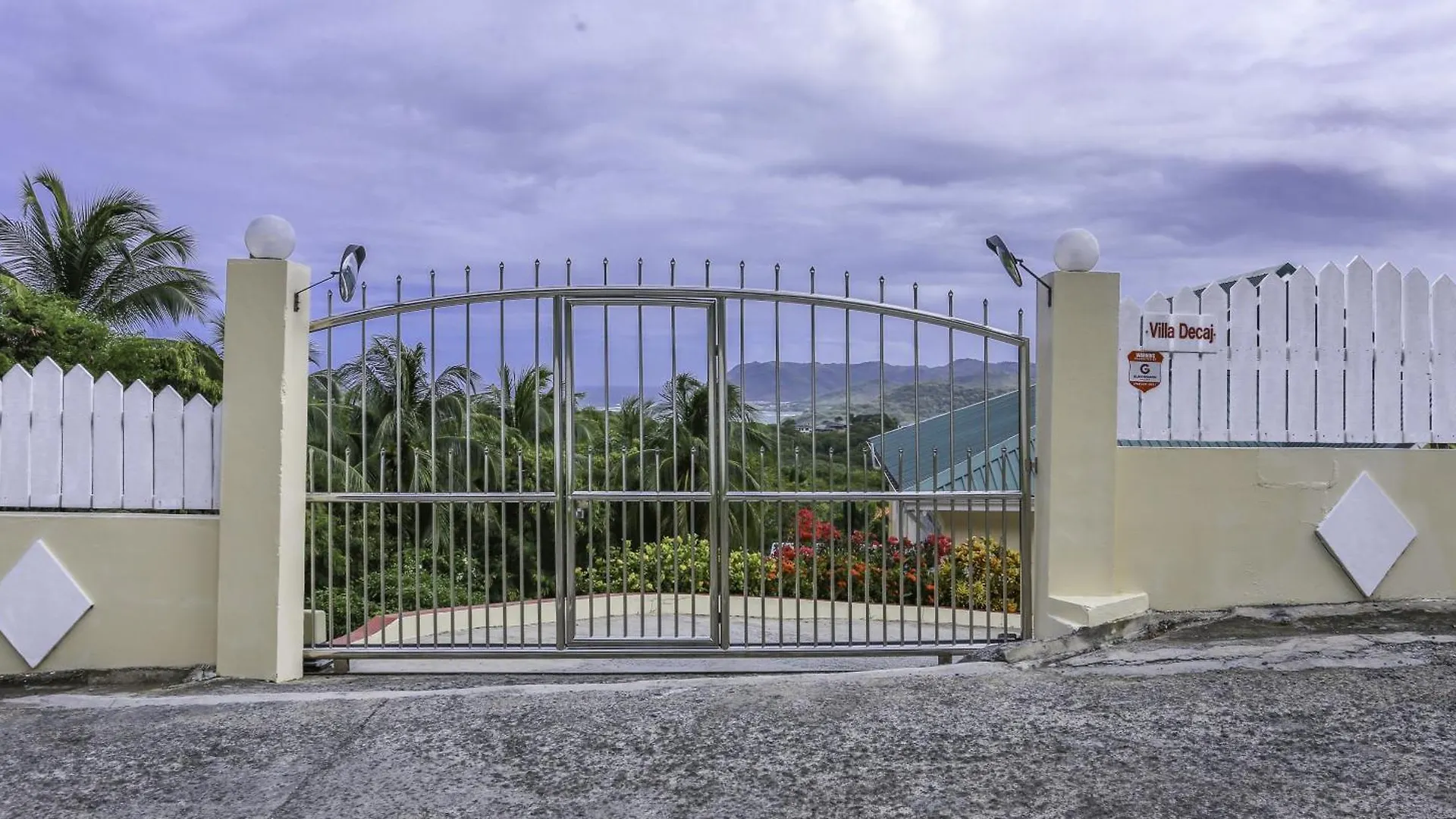 Beautiful 5-Bed Villa With Views And Pool - Decaj Villa Cap Estate