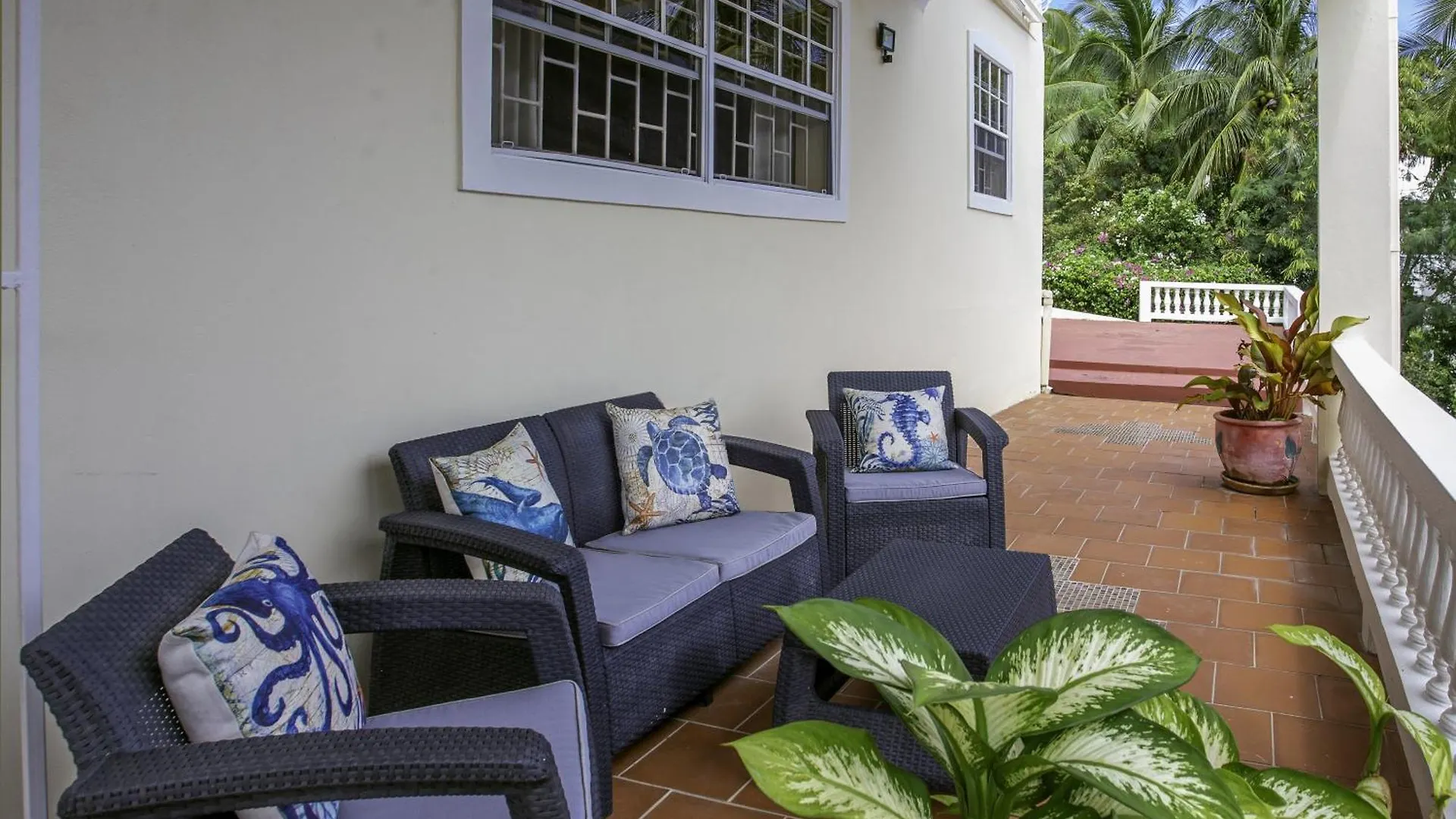 Beautiful 5-Bed Villa With Views And Pool - Decaj Villa Cap Estate